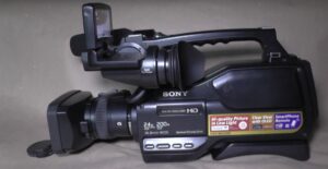 filmadora sony hxr-mc2500 alta definição e zoom potente. recursos inovadores para você.
